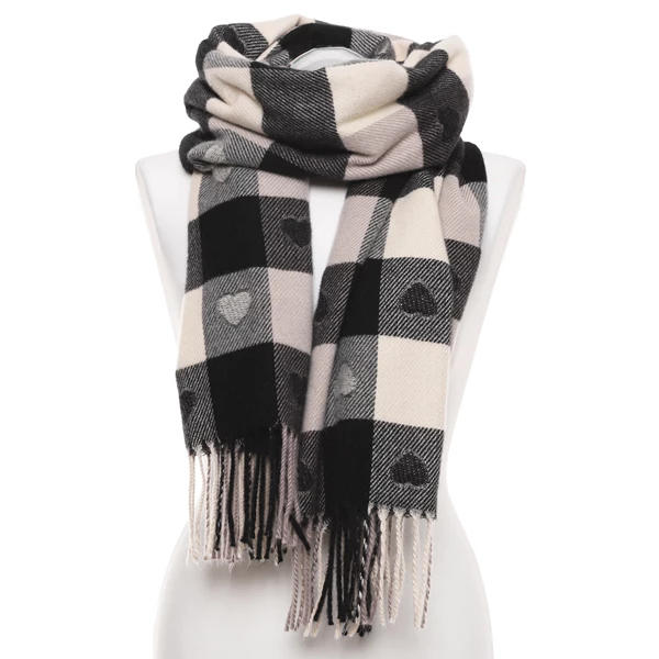 Ciepły szal damski w kratę z motywem serduszek ads1500-105